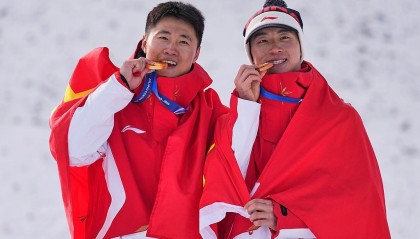 开云-体坛联播｜中国队今日再冲两金，短道速滑追平历届最差成绩